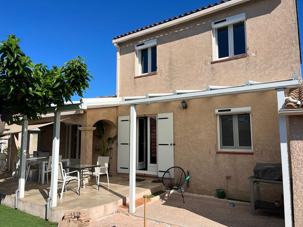 Maison avec volets roulants aux fenêtres de l’étage et du rez-de-chaussée