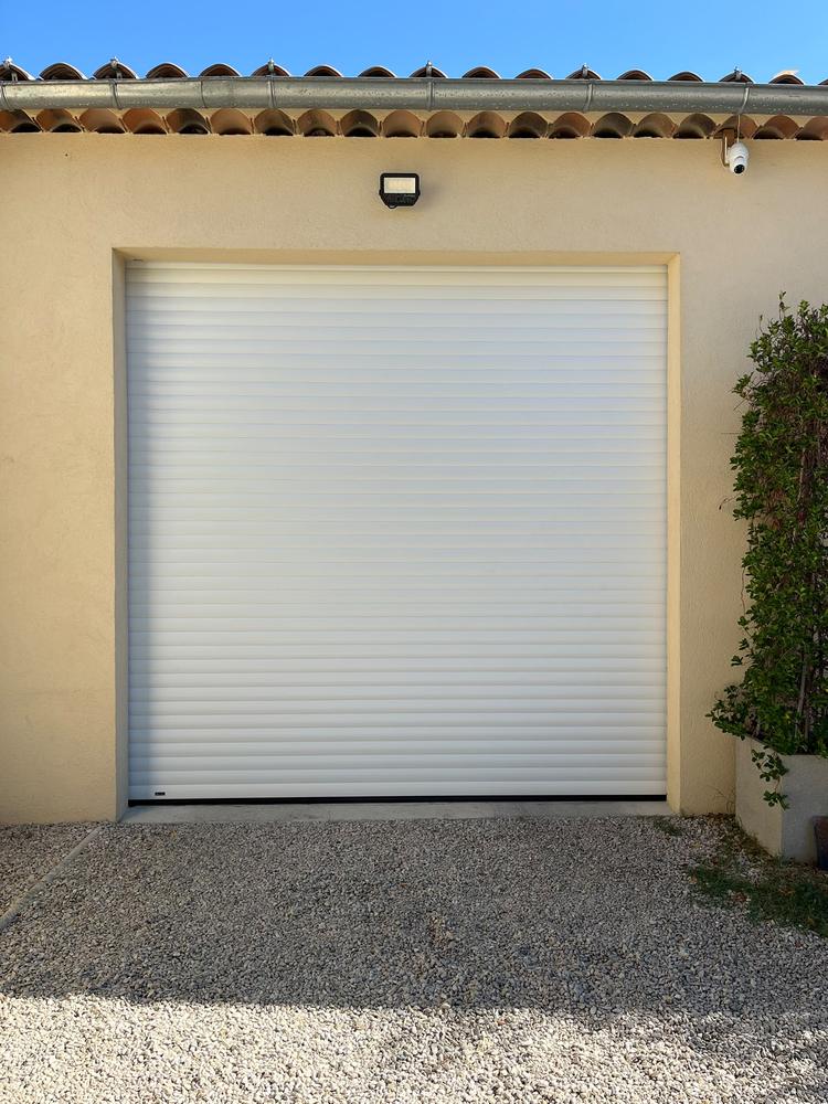 Volet roulant blanc de garage, fermé