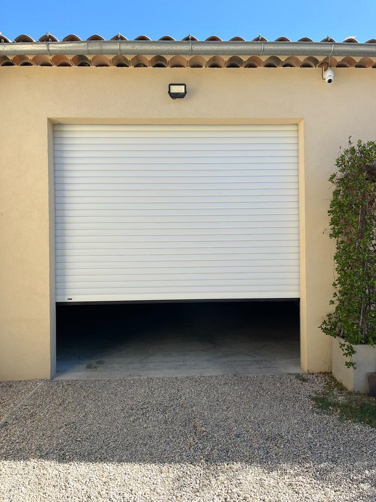 Volet roulant blanc de garage, à moitié relevé